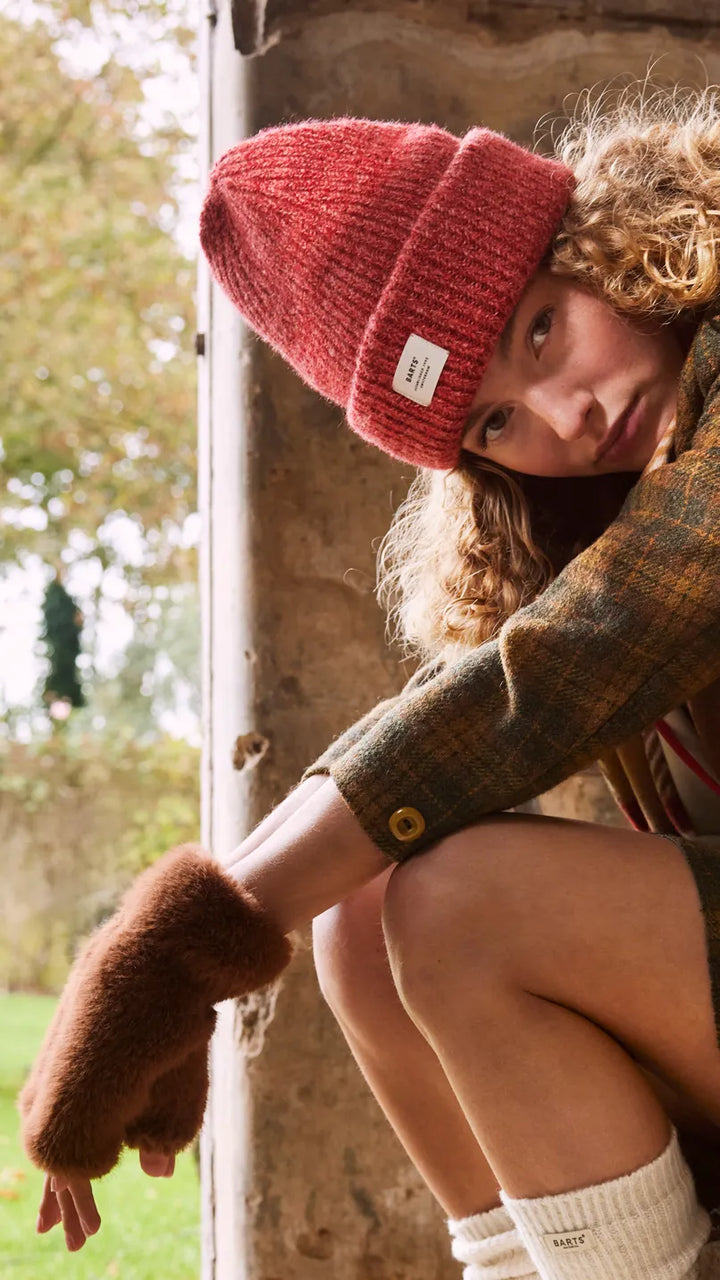 Barts Owlet Beanie rood Aan foto zittend
